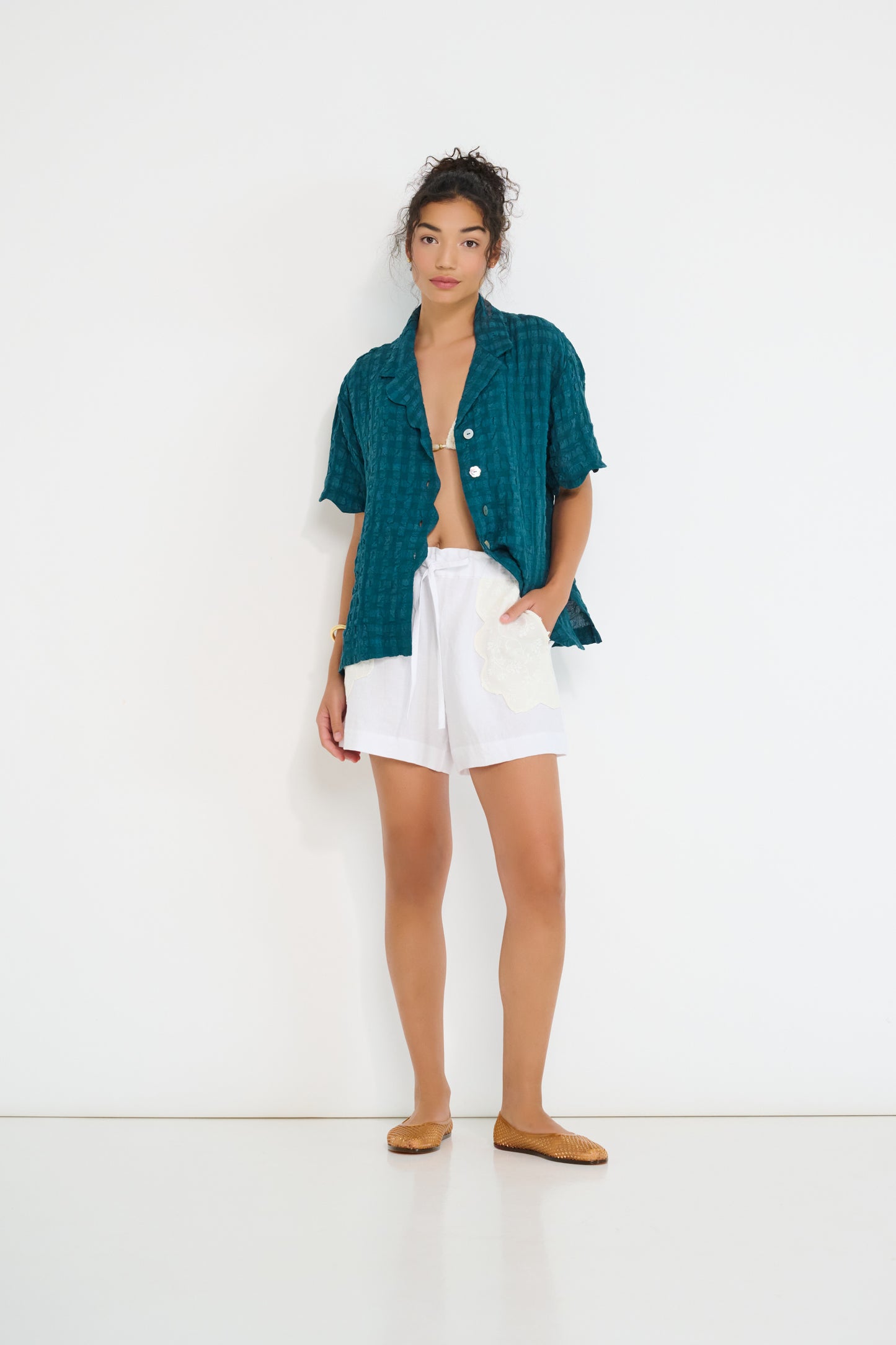 Stellaire Shorts in white linen with ivory lace patch pockets, relaxed summer shorts made in Montreal