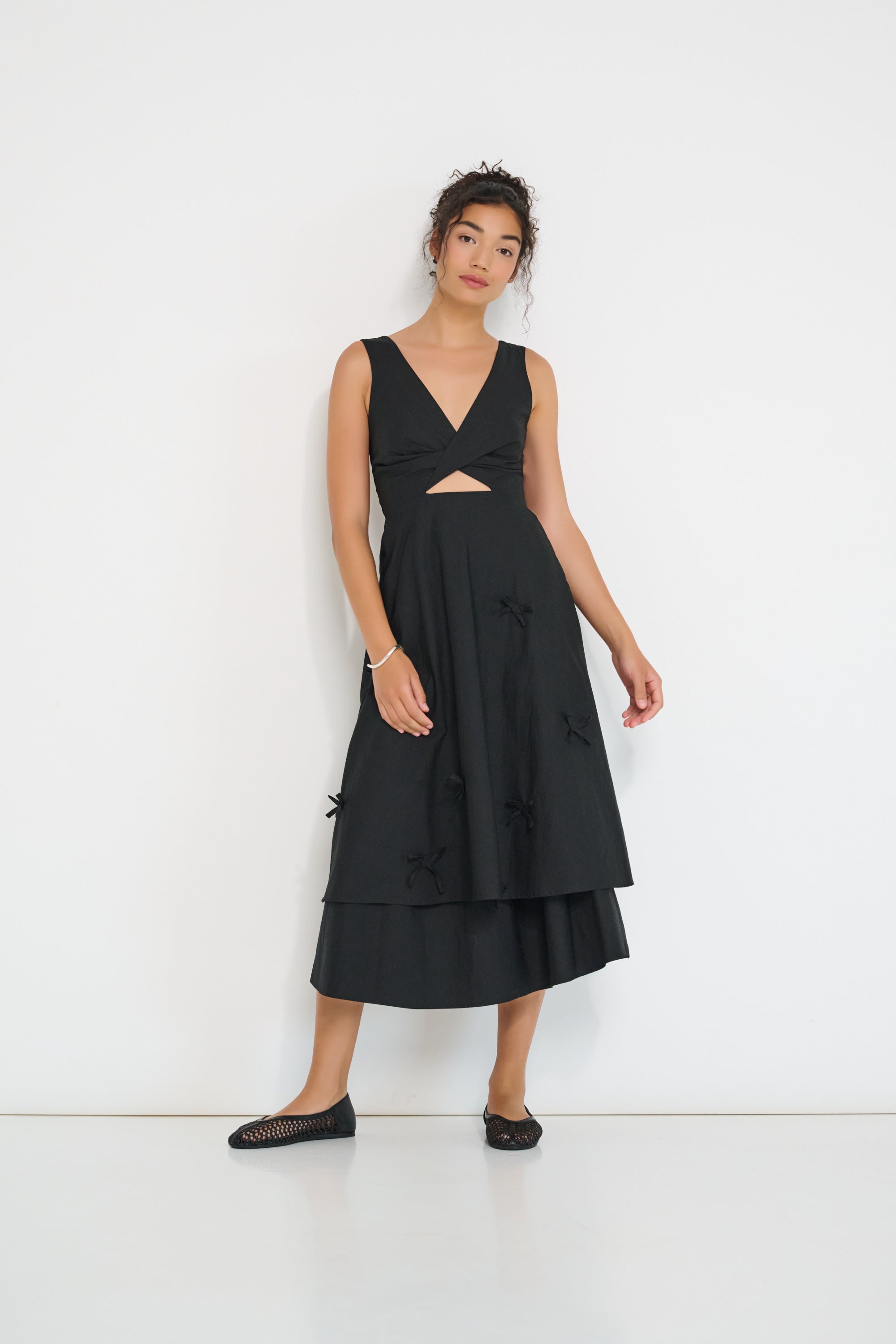 Twisted Basics dress in black Japanese twill with twisted bodice and bow appliqué details on skirt – Made in Canada