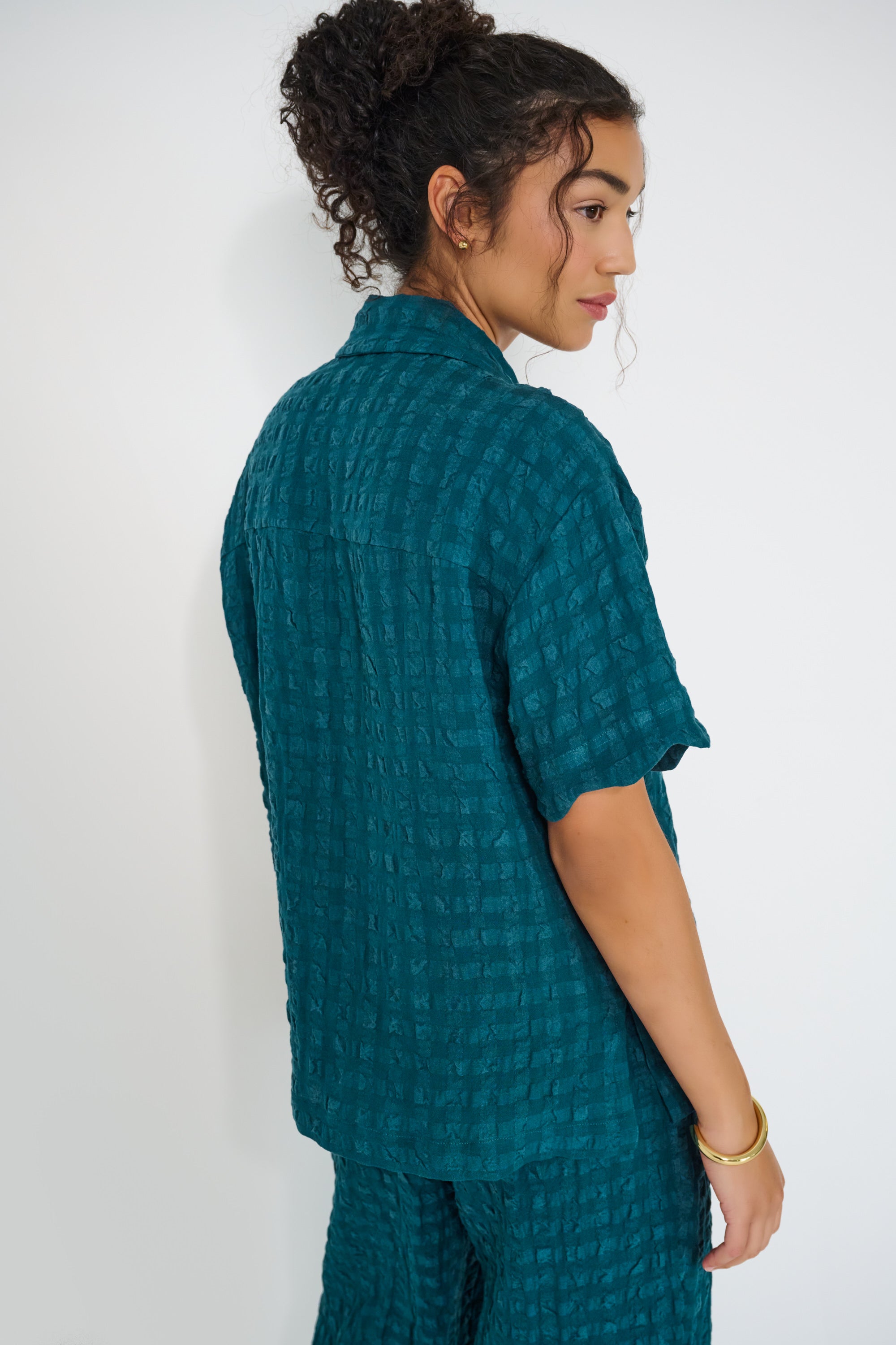 Voyage Shirt deep teal seersucker back view – relaxed summer shirt made in Canada with lightweight breathable fabric